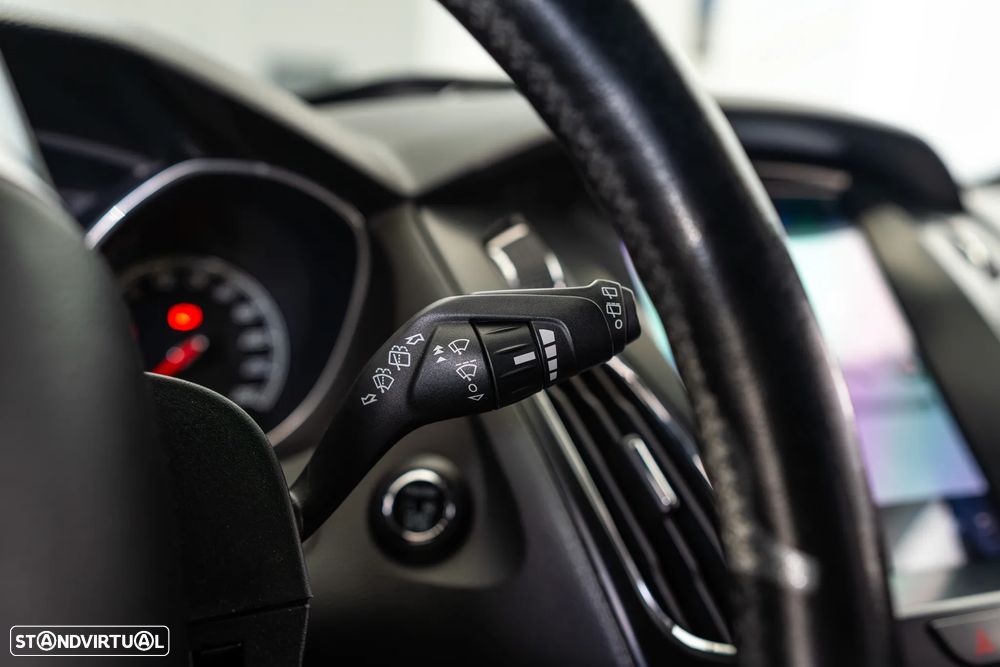 Ford Focus 2.0 EcoBoost ST c/ Pack Pele Desportiva - 19