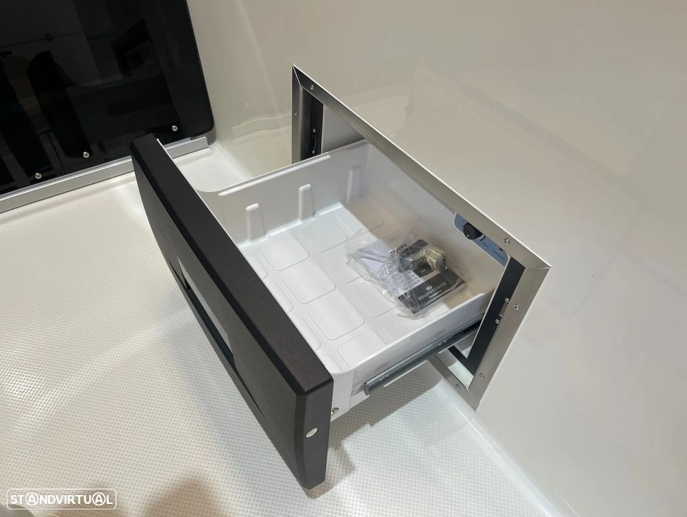 Quicksilver Activ 875 Sundeck - 9