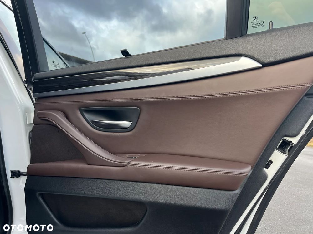 BMW Seria 5 550i xDrive - 23