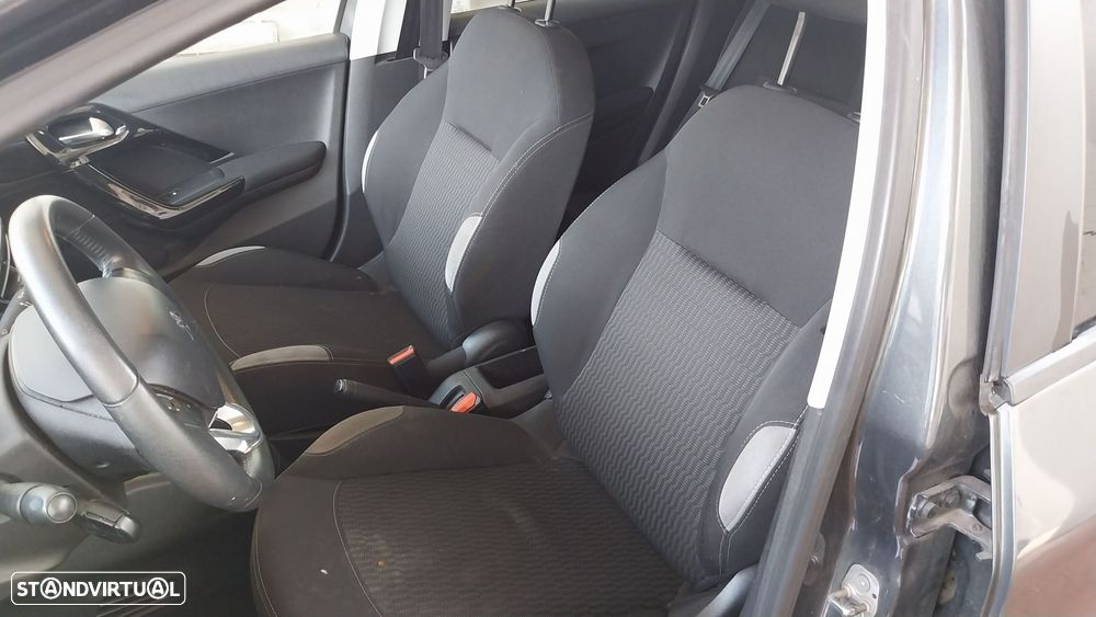 Peugeot 208 1.2 PureTech Active - 12
