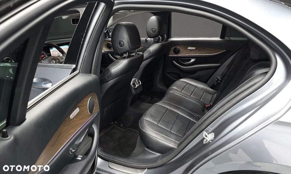 Mercedes-Benz Klasa E 300 9G-TRONIC Exclusive - 12