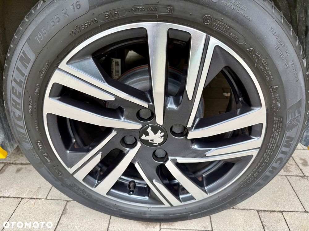 Peugeot 208 TURBO 100 Style - 10