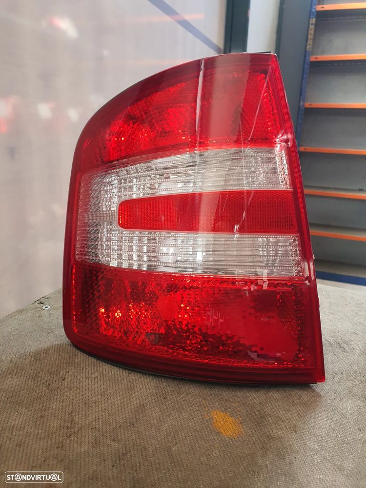 FAROLIM ESQUERDO SKODA FABIA COMBI 00-07 / 086651910L CONCORRÊNCIA