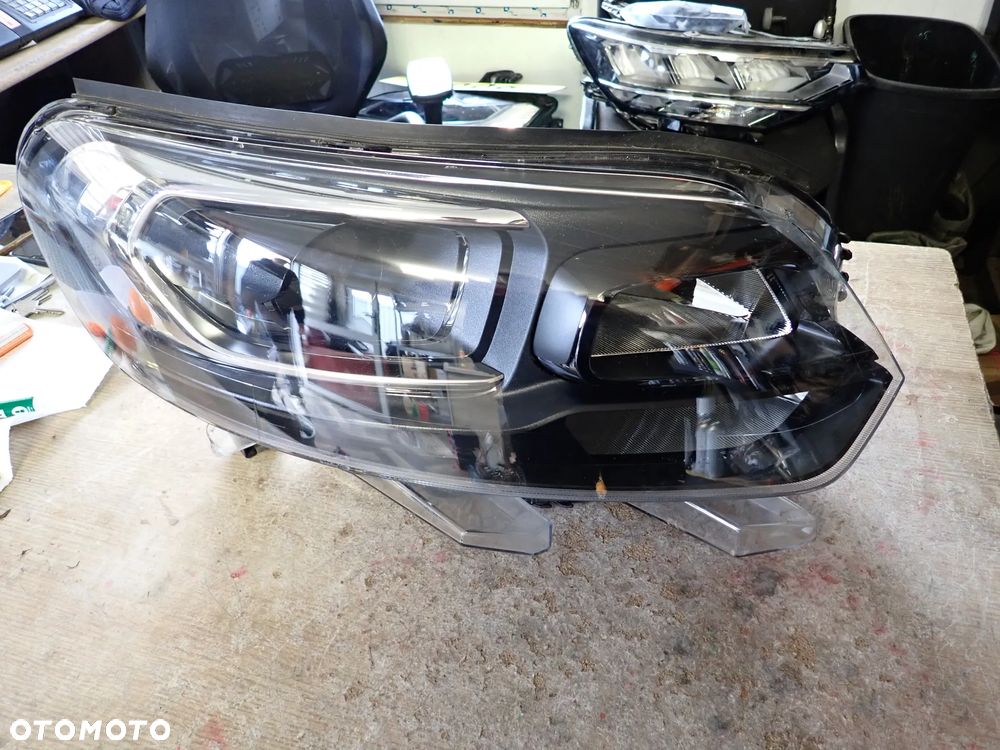 FIAT SCUDO VIVARO JUMPY PROACE LAMPA XENON PRAWY PRZOD - 1