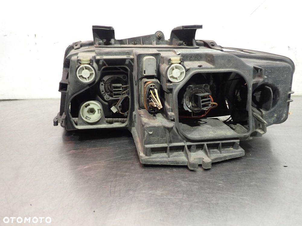 LAMPA PRAWA PRZEDNIA SOCZEWKA AUDI A4 B6 - 6