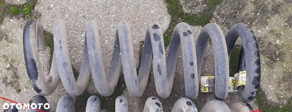 Thema II sprężyna tylna tył stan bdb Chrysler 300C II Lancia - 1