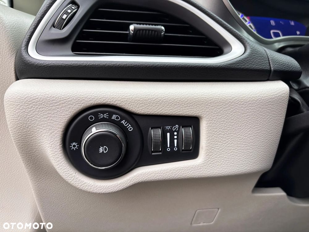 Chrysler Pacifica - 38