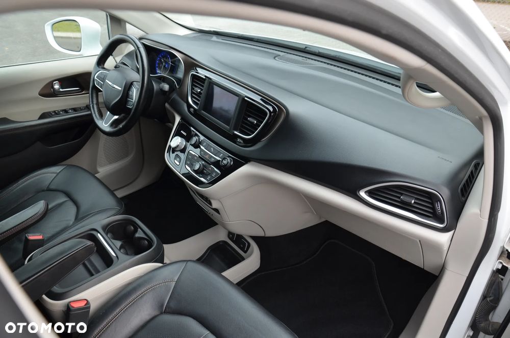 Chrysler Pacifica - 12