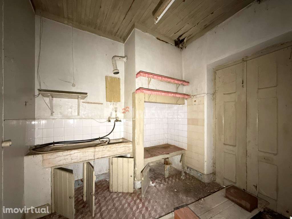 Moradia para recuperar no centro do Entroncamento - Grande imagem: 3/34