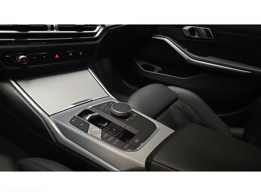 BMW Seria 3 320d xDrive M Sport - 22