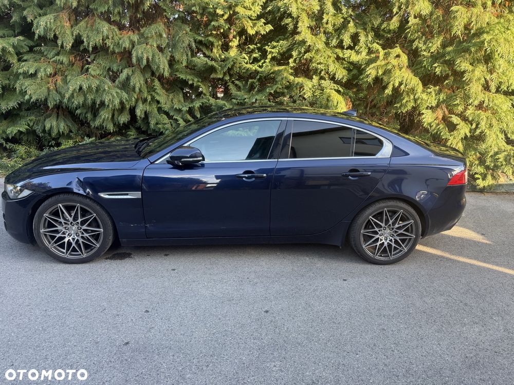 Jaguar XE - 4