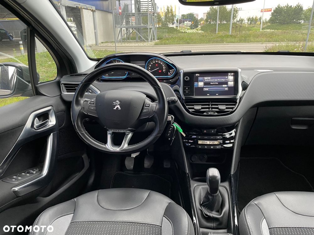 Peugeot 2008 1.2 Pure Tech Allure S&S - 16