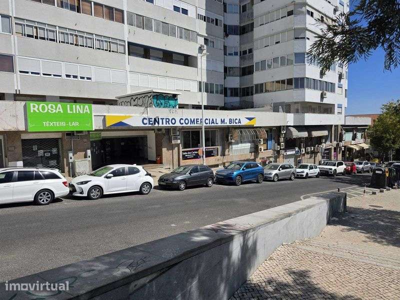 Loja para arrendar no centro de Almada — 37 m² e montra para a rua
