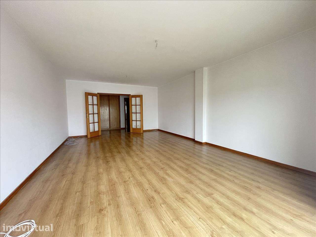 Apartamento T2 com terraço, varanda e garagem em Canelas - Grande imagem: 5/28