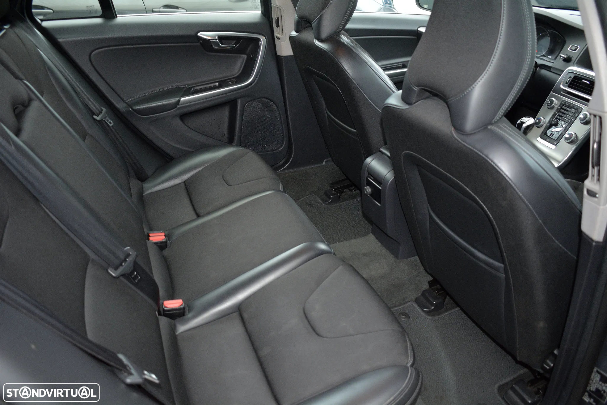 Volvo V60 2.0 D2 Momentum - 13