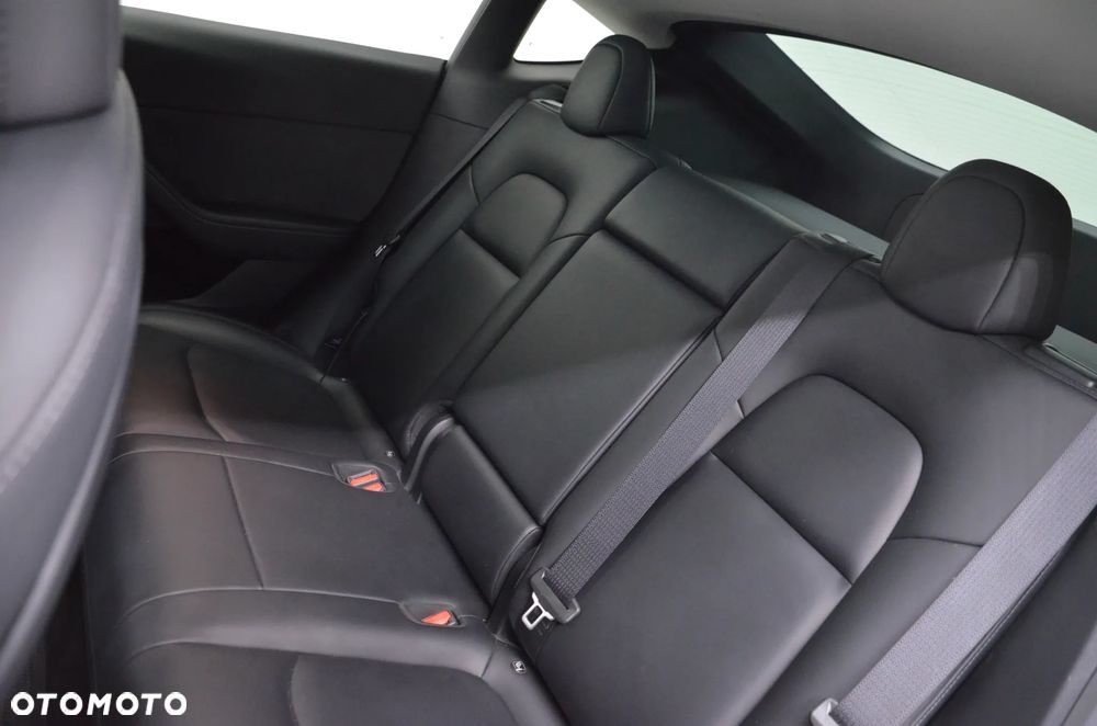 Tesla Model Y Long Range AWD - 13