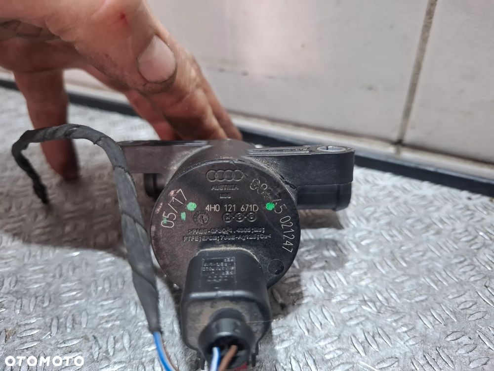 Zwór elektryczny wody Audi A5 W8 2017 rok 2,0 TFSI nr 4H0121671D - 2