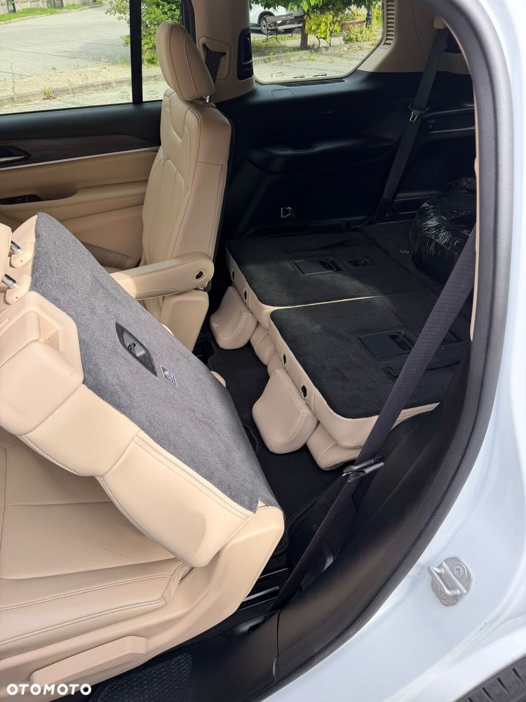 Jeep Grand Cherokee - 32