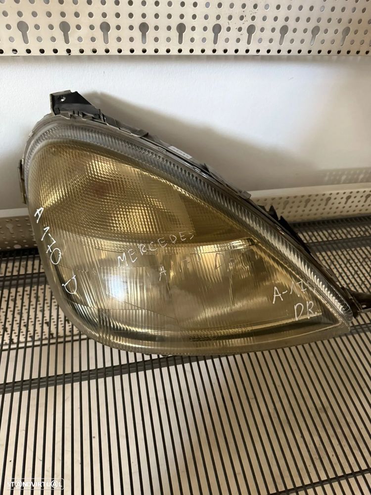 Farol mercedes A170 direito - 1
