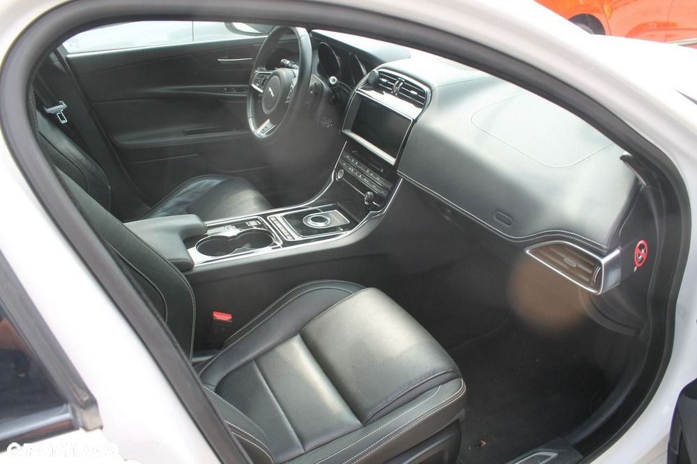 Jaguar XE - 5