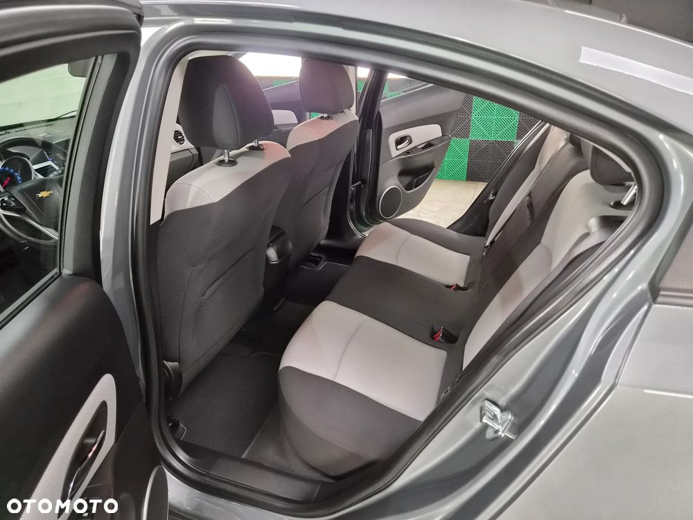 Chevrolet Cruze 1.6 LS+ - 19
