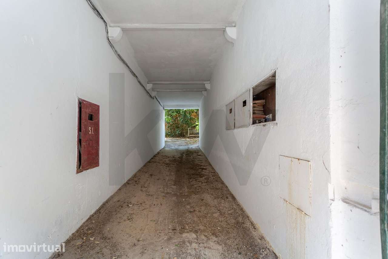 Prédio urbano afeto a Armazéns e Serviços, para reconversão para uso h - Grande imagem: 2/39