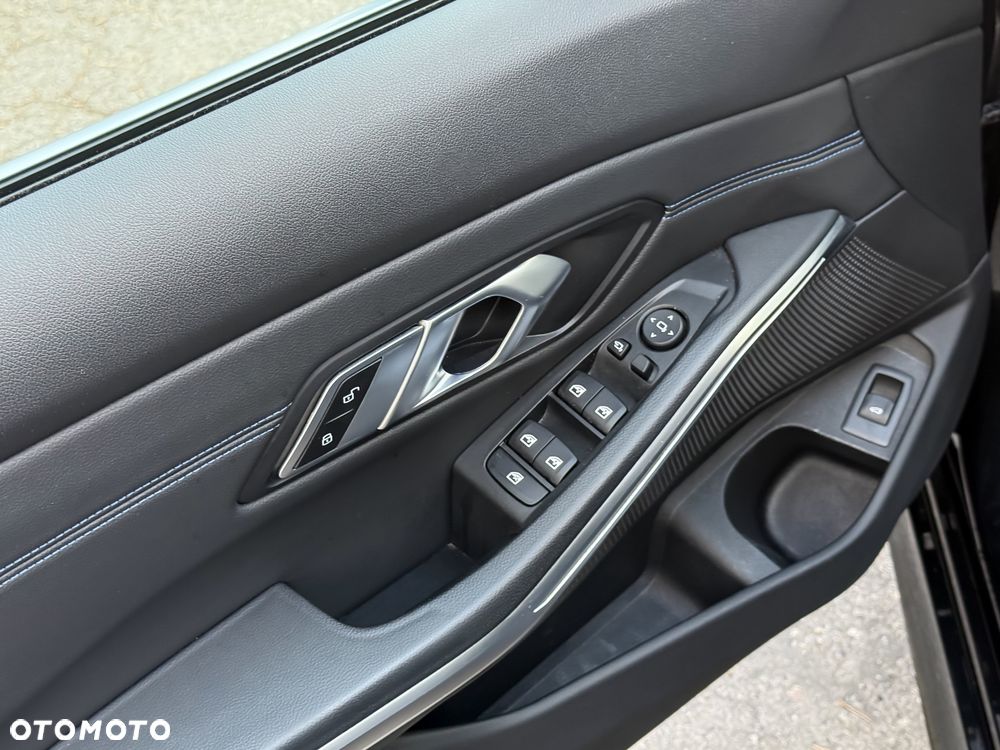 BMW Seria 3 320d xDrive M Sport - 30