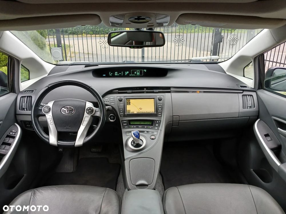 Toyota Prius (Hybrid) Executive - 31