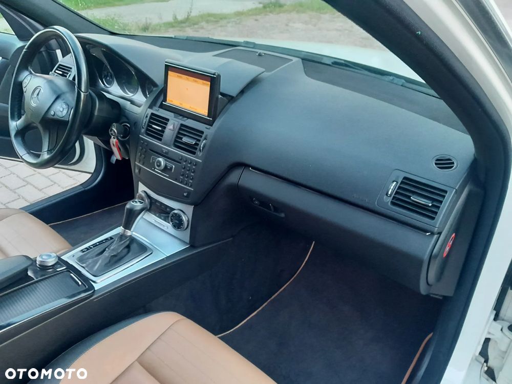 Mercedes-Benz Klasa C 220 CDI DPF Automatik BlueEFFICIENCY Avantgarde - 26