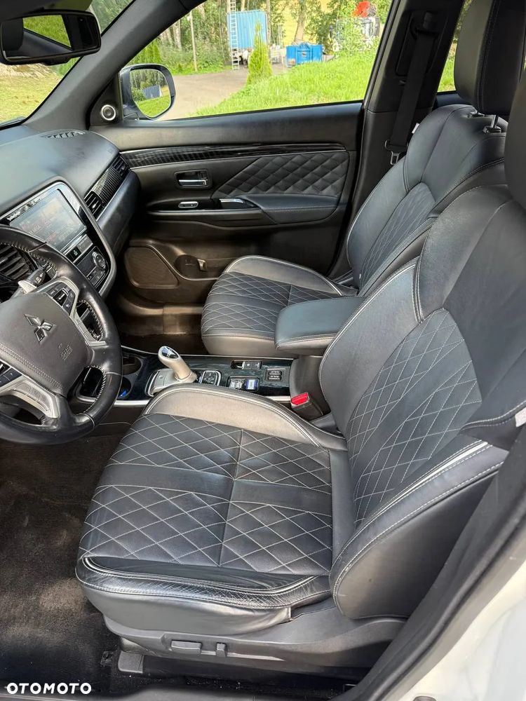 Mitsubishi Outlander PHEV Instyle + - 11