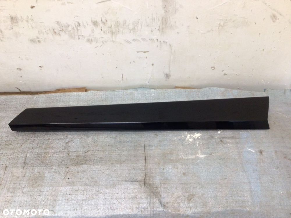 Listwa drzwi prawa przednia Nissan Aryia