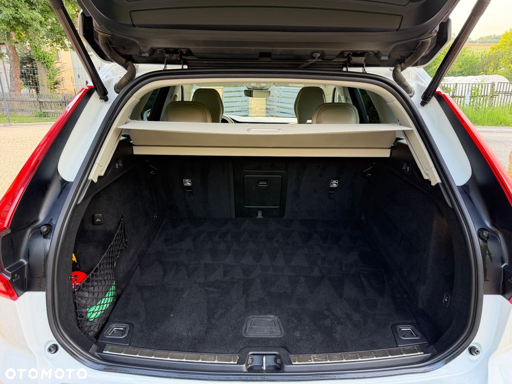 Volvo XC 60 B4 D AWD Plus Bright - 21
