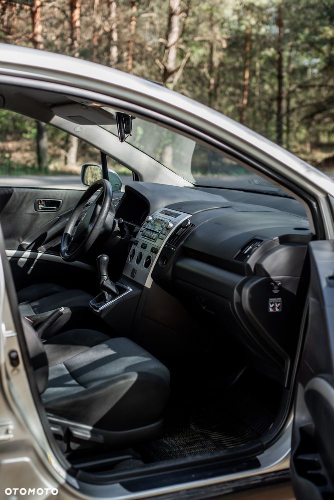 Toyota Corolla Verso 2.2 D-4D Sol + - 12