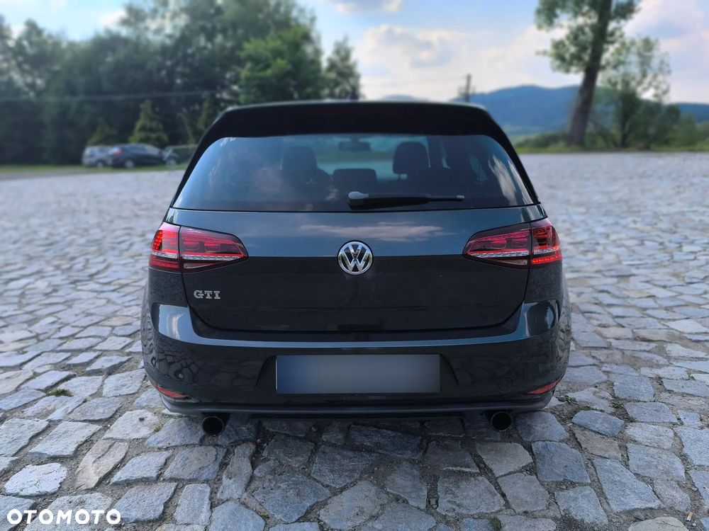 Volkswagen Golf - 6