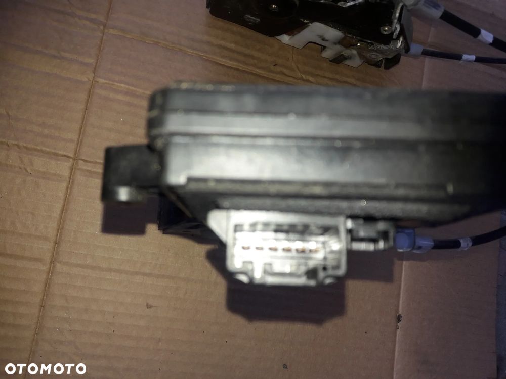 Mazda RX-8  Zamek drzwi prawy przód przedni Europ - 5