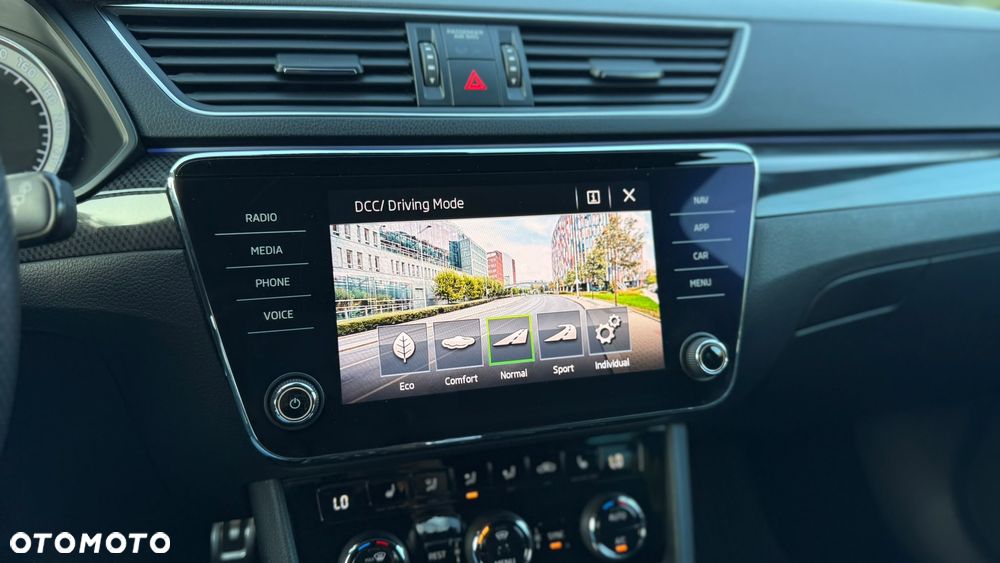 Skoda Superb 2.0 TDI DSG Sportline - 22