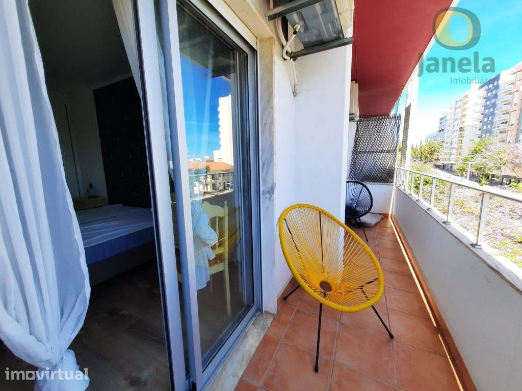 T2 na Avenida 5 de Outubro, com ampla varanda com vista mar - Grande imagem: 5/18