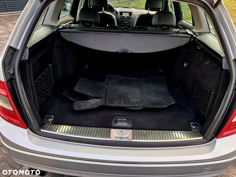 Mercedes-Benz Klasa C 180 CGI Automatik BlueEFFICIENCY Elegance - 31