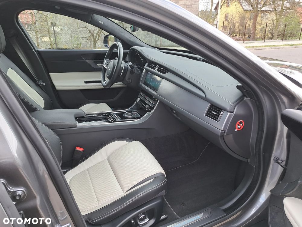 Jaguar XF P250 R-Dynamic SE - 6