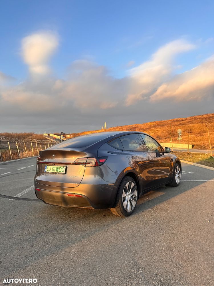 Tesla Model Y - 8