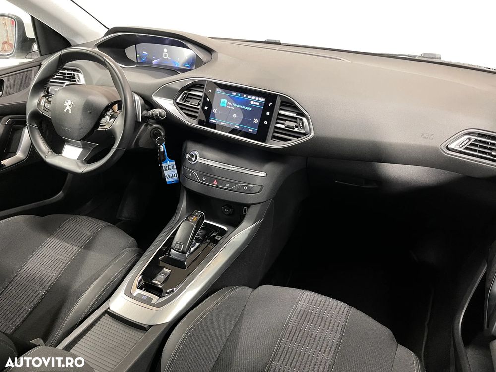 Peugeot 308 1.2 L PureTech Turbo S&S EAT8 Allure Pack - 9