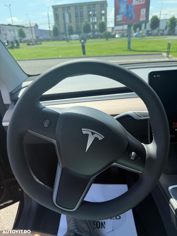Tesla Model Y Long Range Dual Motor AWD - 14