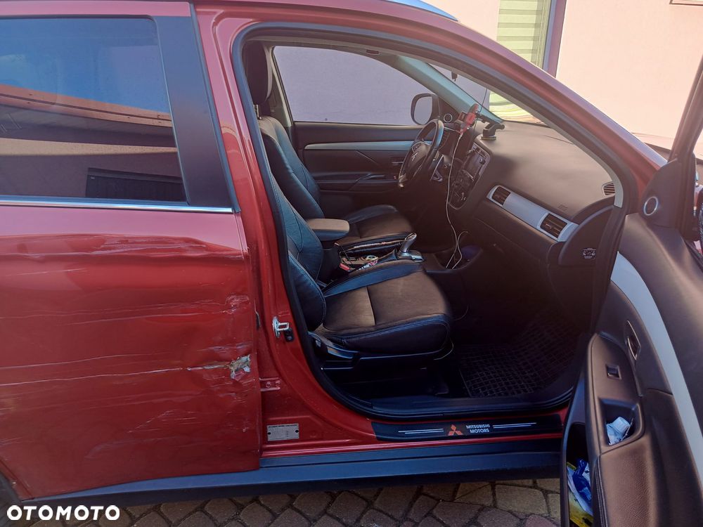 Mitsubishi Outlander Instyle NAVI + - 17