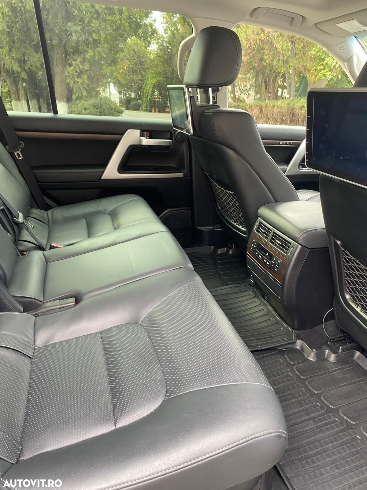 Toyota Land Cruiser - 10