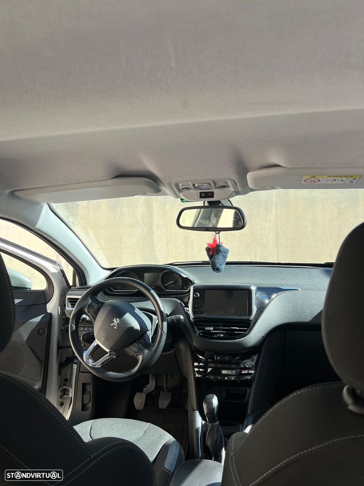 Peugeot 208 - 6