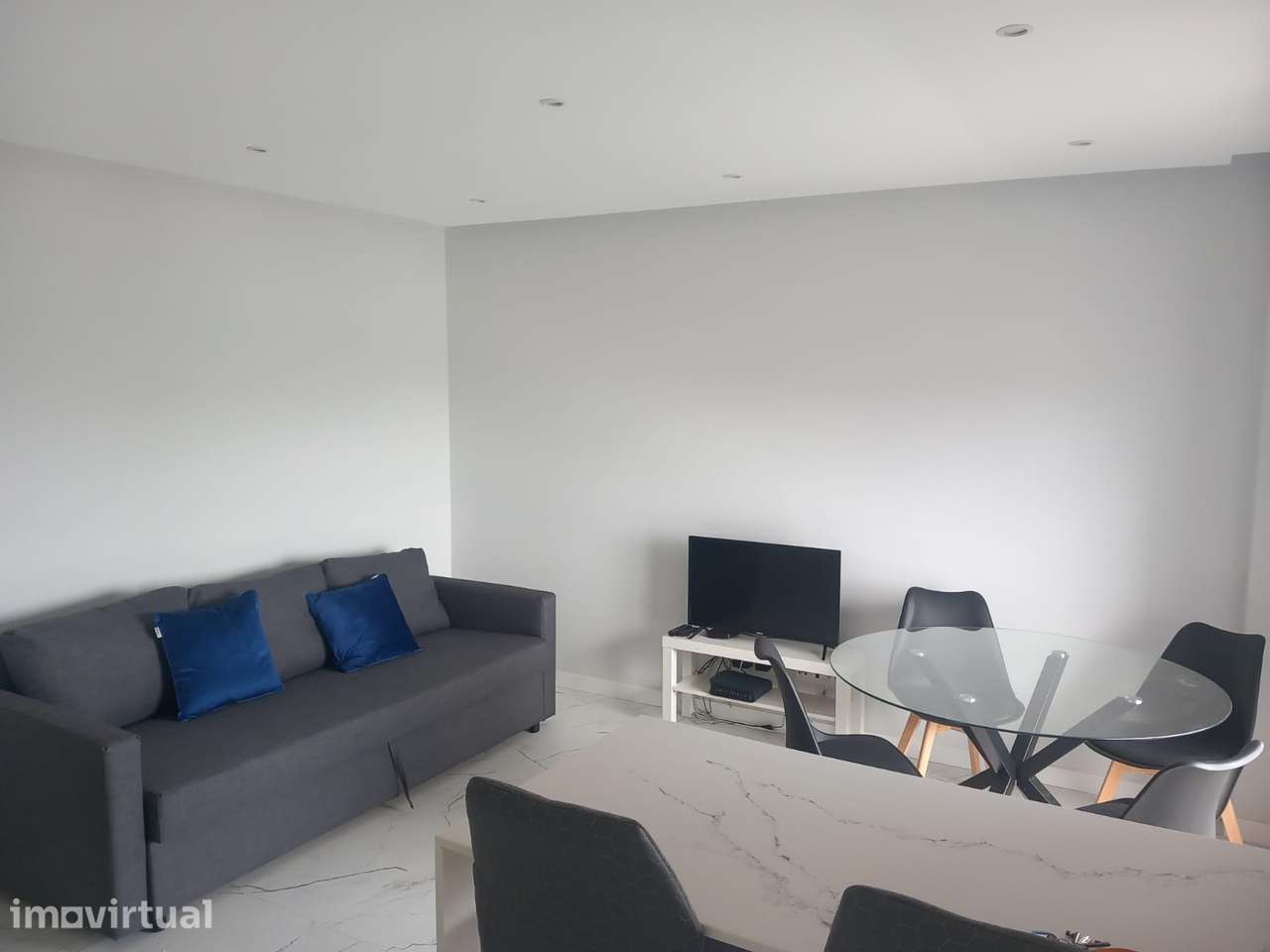 T1 semi-novo com piscina - Grande imagem: 2/11
