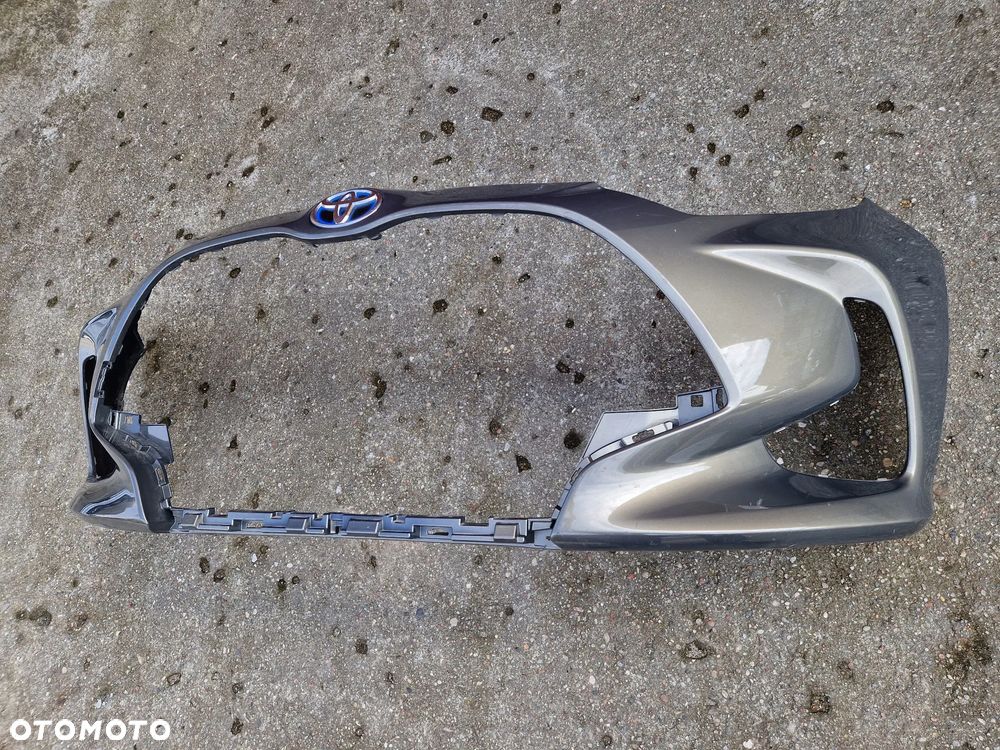 Toyota Yaris 4 IV 20- zderzak przedni znaczek - 1
