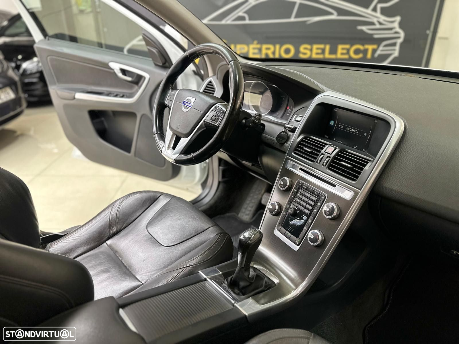 Volvo XC 60 2.0 D4 R-Design Momentum - 32