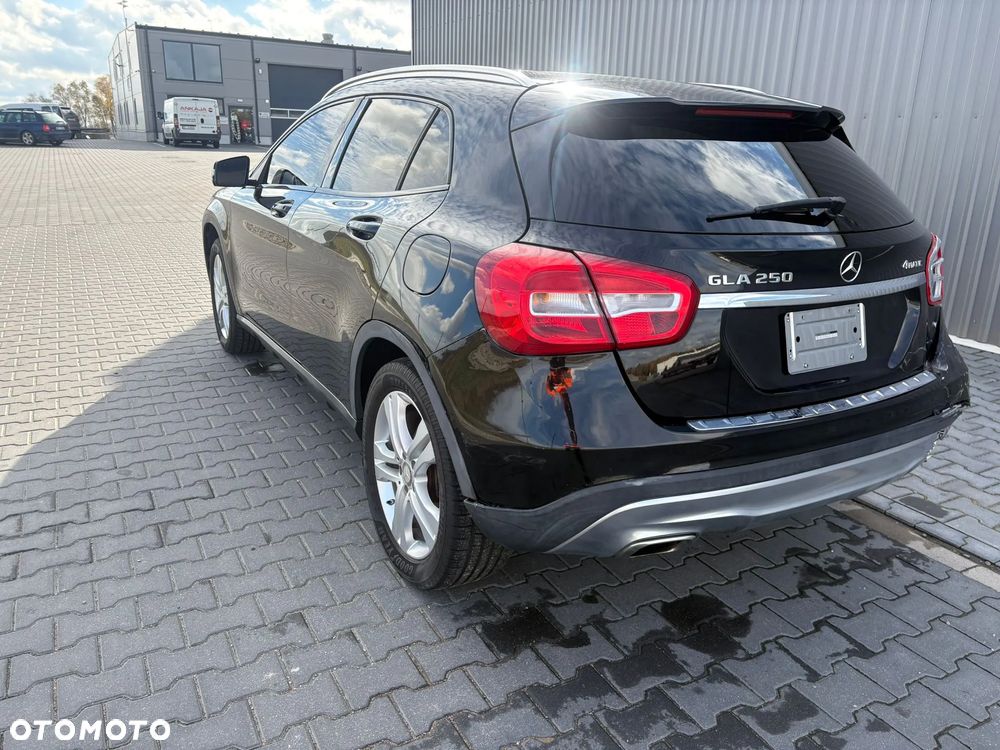 Mercedes-Benz GLA 250 4Matic 7G-DCT - 9