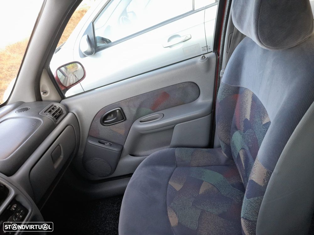 Renault Clio 1.2 16V Campus - 10